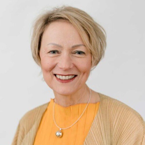 Katie Ledger Bio Image Square